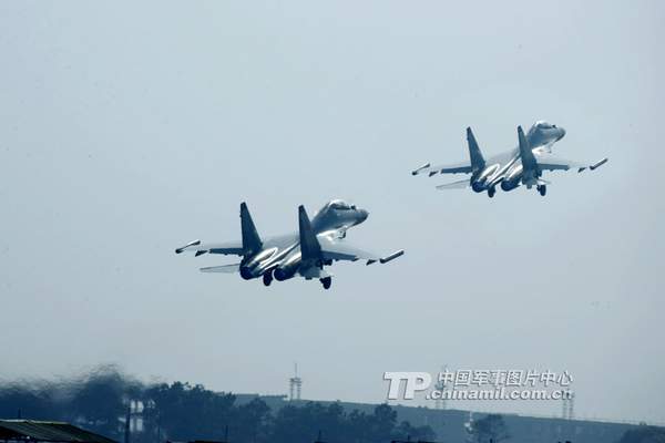 資料圖：南空航空兵精確打擊中遠距離目標。