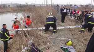 父教兩未成年女兒開(kāi)三輪車 沖入河塘致二人溺亡