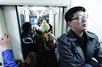 民工專列:通宵站回家 塑料桶賽軟座 民工專列:通宵站回家 塑料桶賽軟座