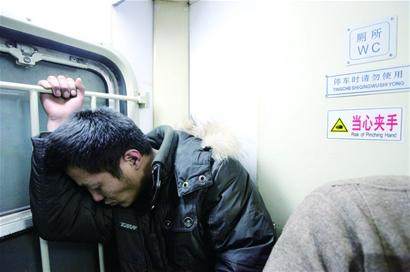 民工專列:通宵站回家 塑料桶賽軟座 民工專列:通宵站回家 塑料桶賽軟座