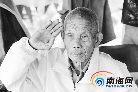 2月5日，秦崇議在家中向客人敬軍禮。