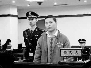 一臉稚氣的孟某站在法庭上受審。