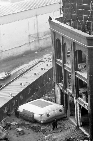 河南洛陽(yáng)1天3起跳樓討薪 民警稱極端方式違法