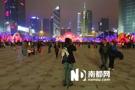 昨晚，不少市民到天河體育中心外的廣場(chǎng)上游覽。實(shí)習(xí)生 黃宇飛 南都記者 張志韜 攝