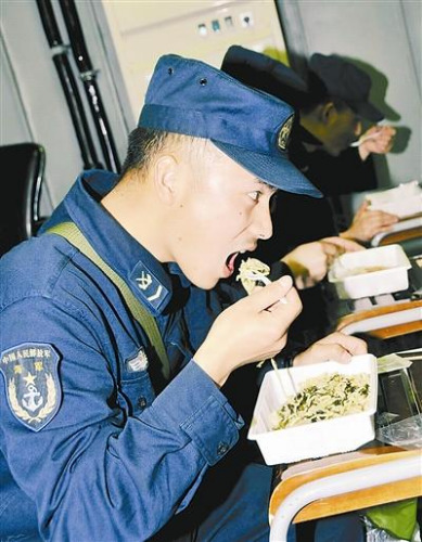 “青島”艦上的官兵在戰(zhàn)位上吃野戰(zhàn)快餐。解放軍報(bào) 記者 米晉國攝