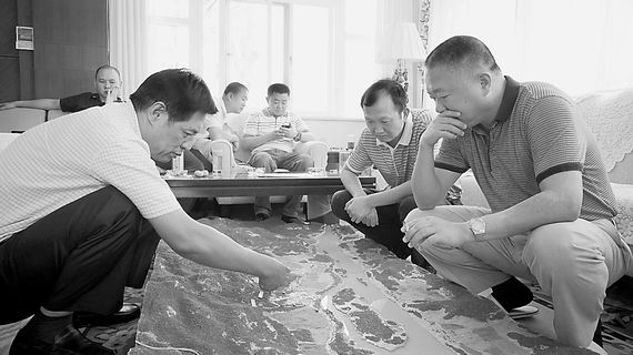 中國(guó)“10·5”案專(zhuān)案組追捕糯康時(shí)在研究案情。