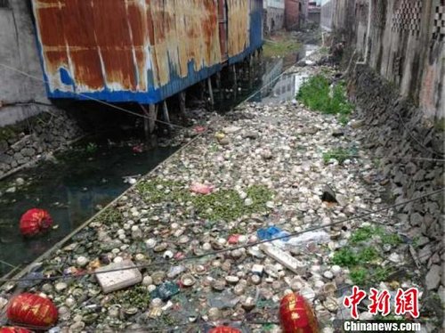 浙江一企業(yè)家懸賞20萬請(qǐng)環(huán)保局長(zhǎng)下河游泳(圖)