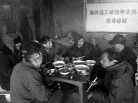2月9日，流浪者在除夕聚在一起吃團(tuán)年飯。
