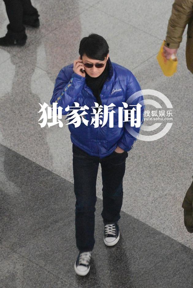 黎明穿亮色羽絨服抵京 機(jī)場(chǎng)無(wú)人識(shí)摘墨鏡找自信