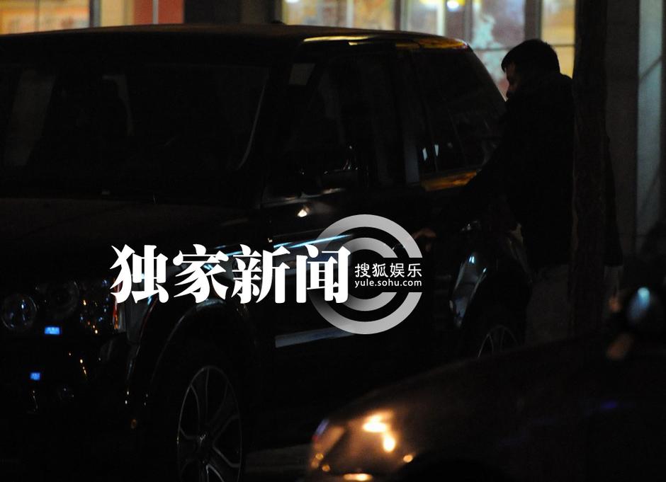 文章深夜外出吃飯喝酒 疑酒駕嚴重違規(guī)