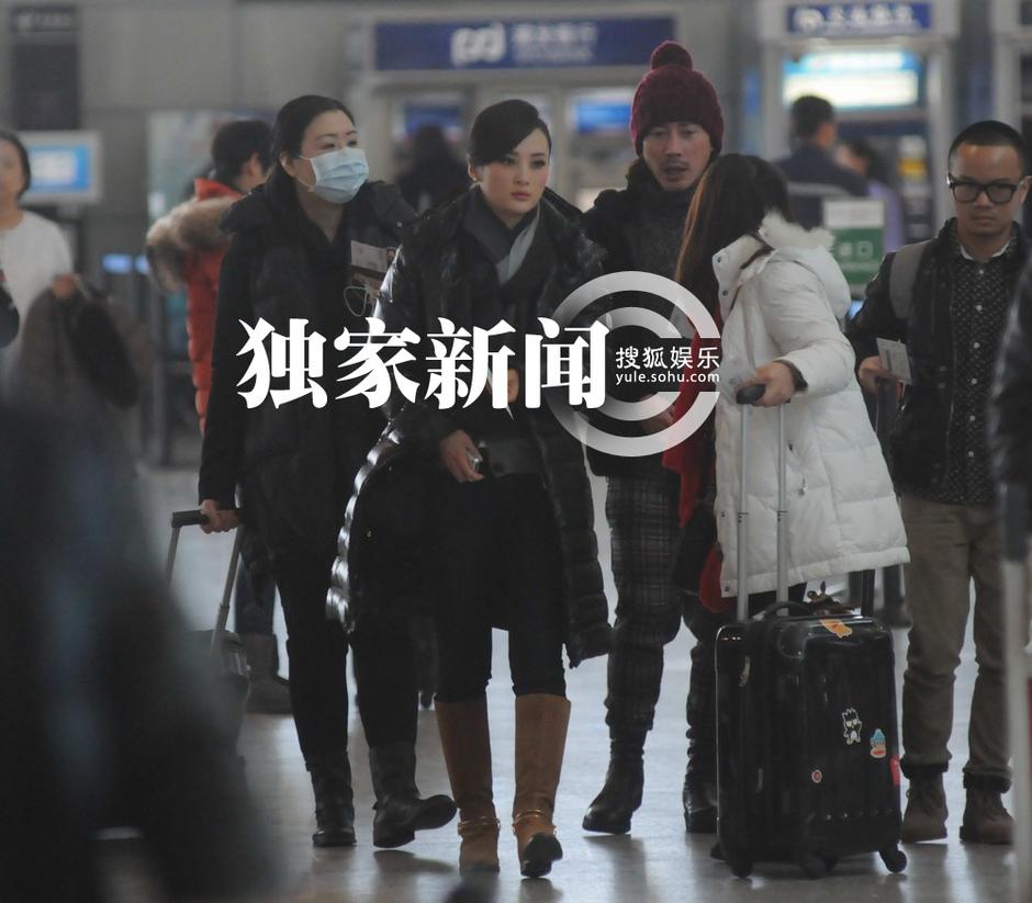 蔣勤勤濃妝艷抹現(xiàn)身機(jī)場 未被人認(rèn)出
