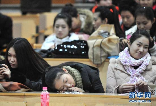 在藝考中，女學(xué)生為了追求更好的狀態(tài)亮相，掀起整容熱潮