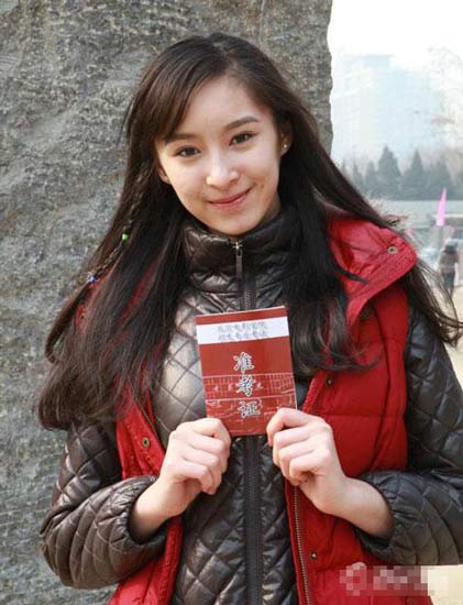 在藝考中，女學(xué)生為了追求更好的狀態(tài)亮相，掀起整容熱潮