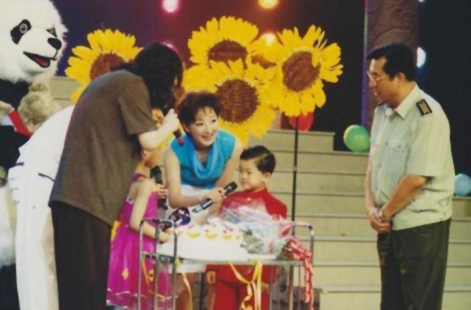 李雙江之子李天一成長(zhǎng)全紀(jì)錄：媽媽夢(mèng)鴿蹲地為其換衣