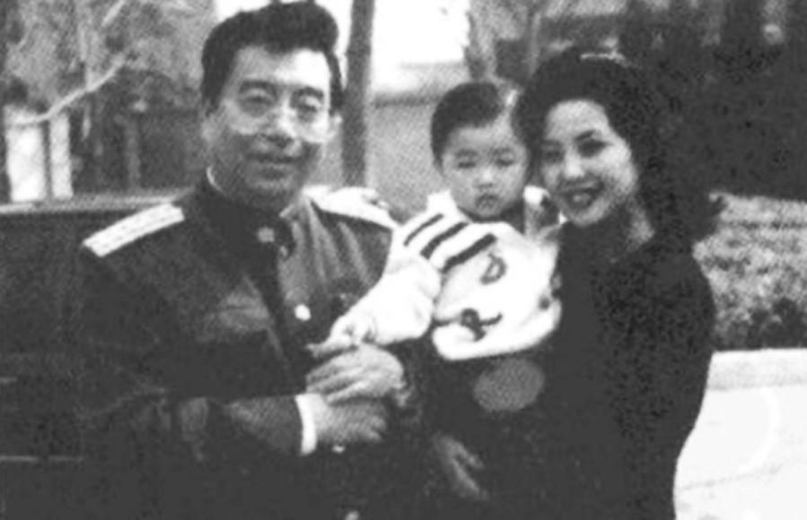 李雙江之子李天一成長(zhǎng)全紀(jì)錄：媽媽夢(mèng)鴿蹲地為其換衣