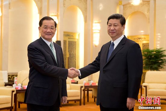 2月25日，中共中央總書記習(xí)近平在北京人民大會(huì)堂會(huì)見中國(guó)國(guó)民黨榮譽(yù)主席連戰(zhàn)。中新社發(fā) 盛佳鵬 攝