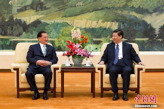 2月25日，中共中央總書記習(xí)近平在北京人民大會(huì)堂會(huì)見中國(guó)國(guó)民黨榮譽(yù)主席連戰(zhàn)。中新社發(fā) 盛佳鵬 攝