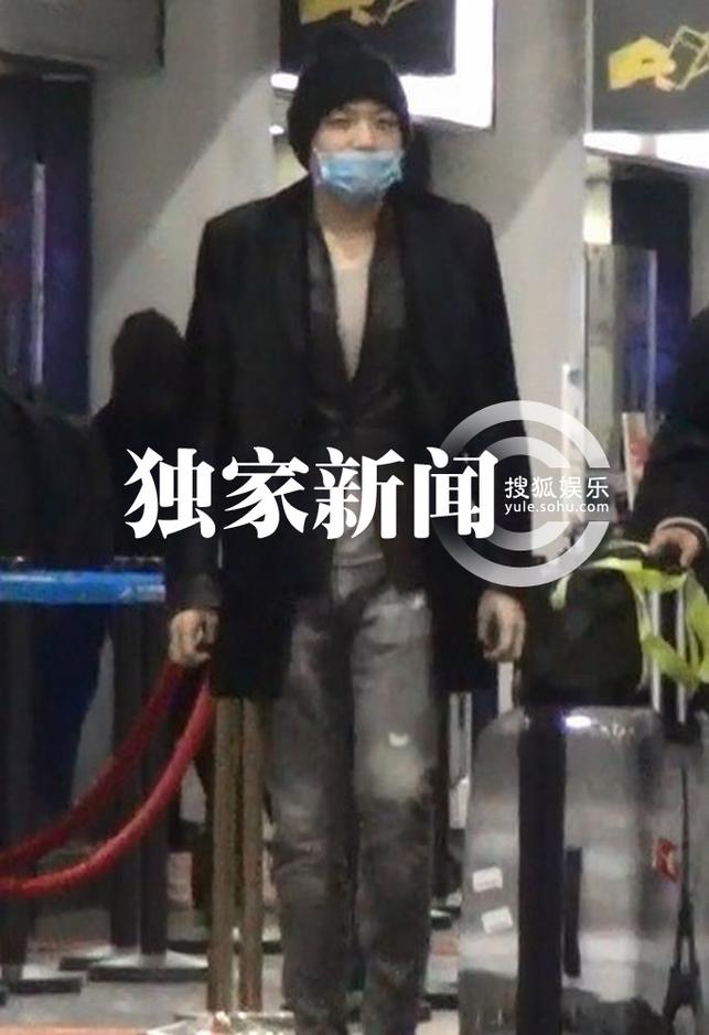 李代沫機場喬裝玩低調 工作不休撈金忙