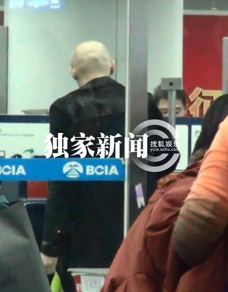 李代沫機場喬裝玩低調 工作不休撈金忙