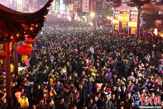數(shù)十萬(wàn)民眾涌入南京夫子廟觀燈 