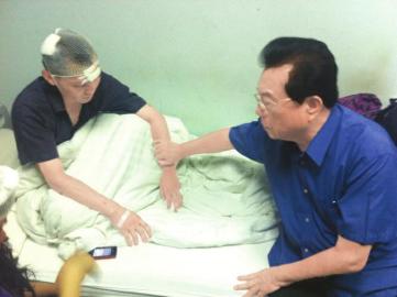 2011年李天一傷人后，父親李雙江看望受害者