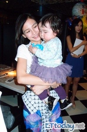 Angelababy抱孩子愛(ài)不釋 Angelababy抱孩子愛(ài)不釋