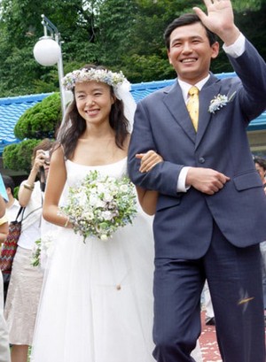 揭嫁豪門(mén)女星：李英愛(ài)誕龍鳳胎 韓彩英9年戀愛(ài)長(zhǎng)跑