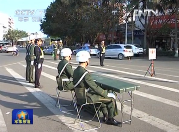 央視視頻截圖：解放軍加強軍車檢查。