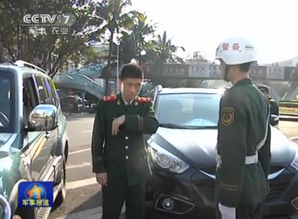 視視頻截圖：解放軍進(jìn)行軍車轉(zhuǎn)向整治。