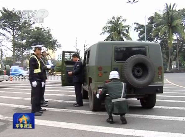 央視視頻截圖：解放軍進(jìn)行軍車專向整治。