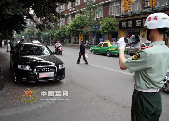 資料圖：檢察人員對違章軍車進行拍照取證。