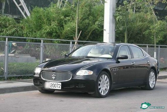 資料圖：網(wǎng)絡(luò)曝光的軍車中的豪華車。