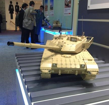 資料圖：展會(huì)上的MBT-3000主戰(zhàn)坦克模型。