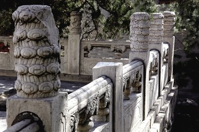 2月27日，記者在頤和園南湖島涵虛堂發(fā)現(xiàn)，欄桿上的一個(gè)云龍紋石雕望柱頭失蹤。 記者 郭鐵流（圖片來(lái)源：新京報(bào)）