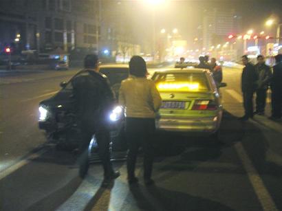 瘋狂轎車(chē)闖紅燈撞上出租車(chē)