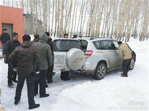 昨天上午，警方對被盜車輛進行勘察