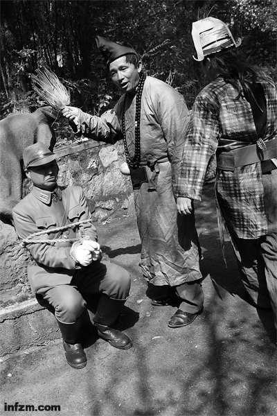 “鬼子專業(yè)戶”的群眾演員劉振于穿著日本軍服，和幾個朋友拍攝關(guān)于抗日、反對日本占領(lǐng)釣魚島的短片。 （南方周末記者 麥圈/圖）