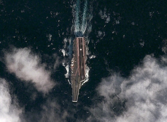 原文配圖：美國Digital Globe衛(wèi)星公司公布的拍攝于3月1日的遼寧艦航母衛(wèi)星照。