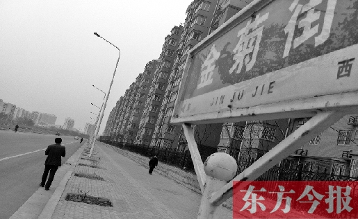 昨天是植樹節(jié)，鄭州市高新區(qū)一條街道上，180多個(gè)已經(jīng)挖了一年多的樹坑依然沒有種上樹。“啥時(shí)候種，需要領(lǐng)導(dǎo)來定，領(lǐng)導(dǎo)還沒說具體時(shí)間。”鄭州市高新區(qū)管委會(huì)綠化科一名張姓工作人員說。