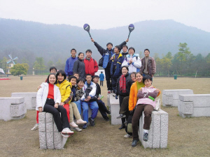 高一時(shí)，全班去太子灣公園玩。右二穿著黃色衣服的是張京。左上中間穿著黑衣服的女孩是也進(jìn)了外交部的趙婷，圍紅色格子圍巾的是胡躍波老師。圖片由胡躍波老師提供