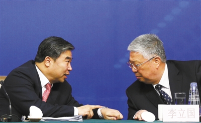 昨日，民政部副部長(zhǎng)竇玉沛提醒部長(zhǎng)李立國(guó)，記者會(huì)結(jié)束時(shí)間快到了。新京報(bào)記者 韓萌 攝