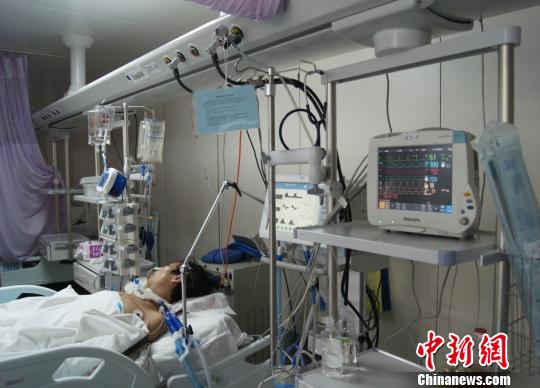 洞房花燭夜被中國(guó)古人稱為人生四喜之一，但對(duì)于來自山西省偏遠(yuǎn)山村的李瑞江來說，新婚之夜足以成為其人生之大悲。李瑞江疑因被“鬧洞房”時(shí)導(dǎo)致的支氣管斷裂及并發(fā)癥，或?qū)⒆兂芍参锶?。張怡攝