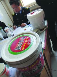 青島科技大學食堂放餐具桶發(fā)霉