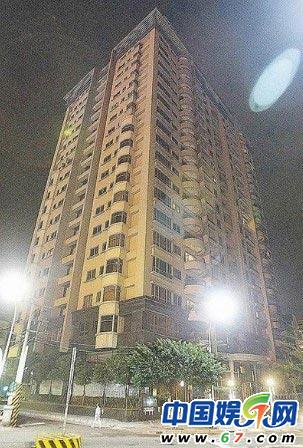 昨凌晨金友莊父親到張志堅三重住處為女兒討公道，在交誼廳密談