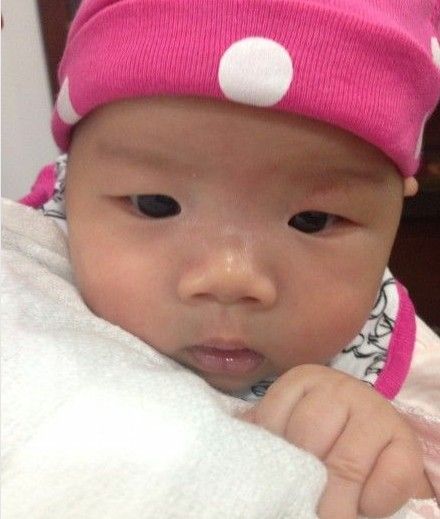 黃奕老公曝女兒正面照。