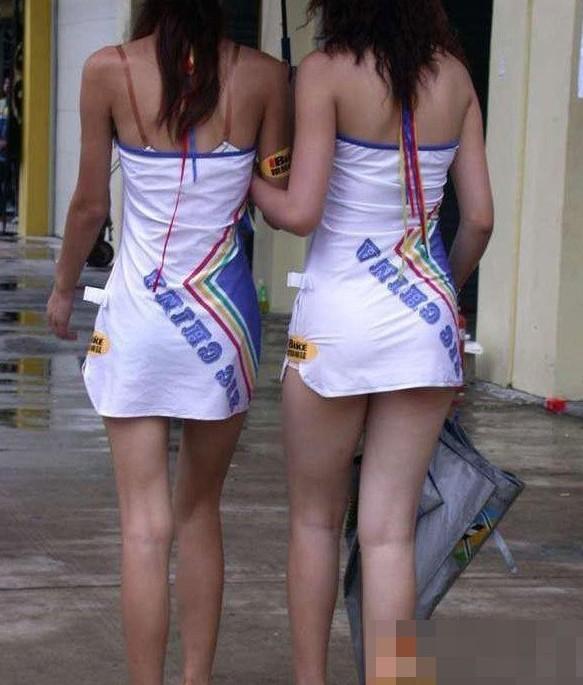 大膽開(kāi)放女車(chē)模 穿得太露骨了