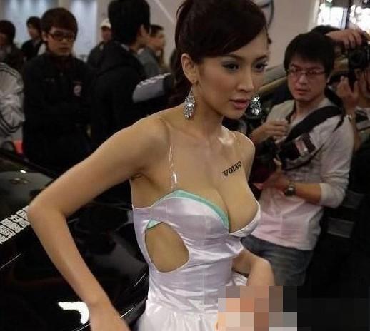 大膽開(kāi)放女車(chē)模 穿得太露骨了
