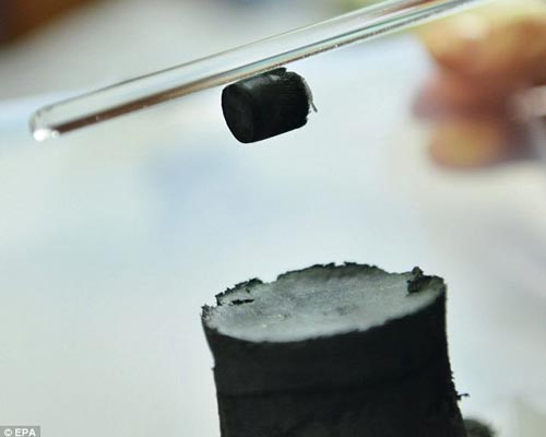 研究人員采用玻璃棒所帶的靜電，取下一片石墨稀氣膠凝體。