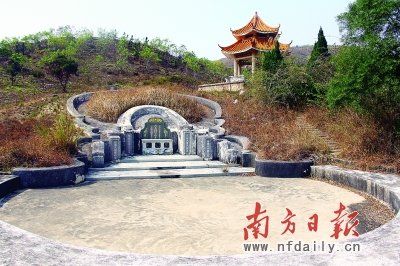 趙海濱父親的墓與思親亭緊挨，十分氣派。項(xiàng)仙君 攝