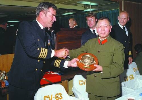  1980年5月至6月，時(shí)任副總參謀長劉華清在訪美期間，登上美國小鷹號(hào)航母參觀訪問。